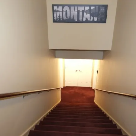 Freshly Remodeled 2 Bedroom, Full Kitchen, living Room Suite, in Cascade unit #4