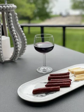 Stunning Waterfront views & cozy fireplace on the shores of Lake Como. King bed.