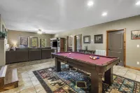 Bear Creek Lodge • Hot Tub! Community Pool! Pool Table! Rustic Lodge for Family!