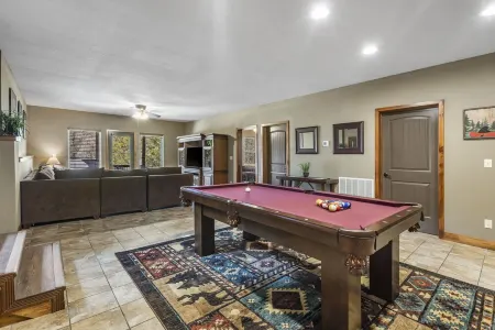 Bear Creek Lodge • Hot Tub! Community Pool! Pool Table! Rustic Lodge for Family!