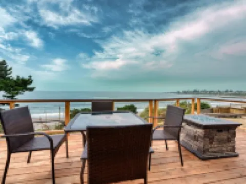 OCEANFRONT Sunset Cabin with stunning ocean views & staircase to the beach! Hotels in Harbor