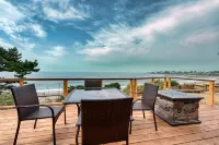 OCEANFRONT Sunset Cabin with stunning ocean views & staircase to the beach!