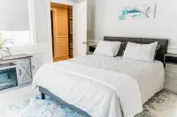 Secluded waterfront home that is 5 min away from downtown Beaufort 레이크 로드 와이너리 주변 호텔
