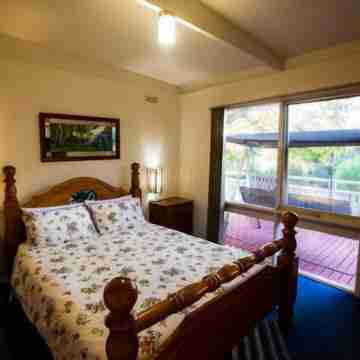 Maeburn Cottages - Self-contained Lakeside Getaway Rooms
