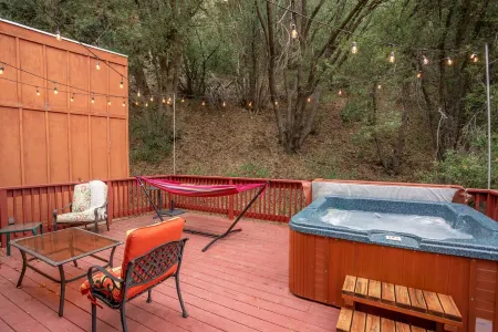 Forest Dream Retreat: A-Frame Cabin/Hot Tub/Games