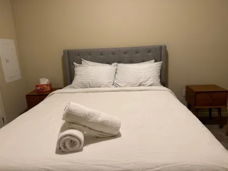 LA Luxe Retreat: 1-Bedroom Haven by Beverly Hills Отели в г. Беверли-Хиллз