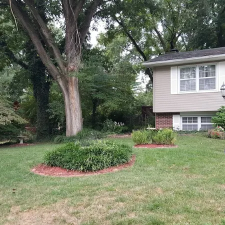 Full House Just Steps Away from Missouri River, Katy Trail, Shopping & More!