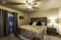 Modern spacious 5 bedroom, 3.5 bath, paved roads, hot tub, wifi, pool access