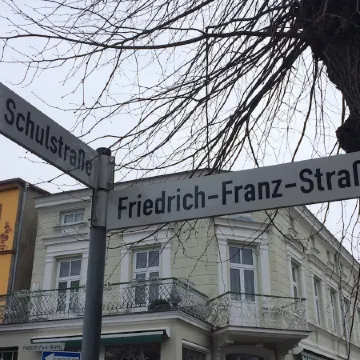 "Sonnensegler" Inside Outside: It could not be more central - with conservatory