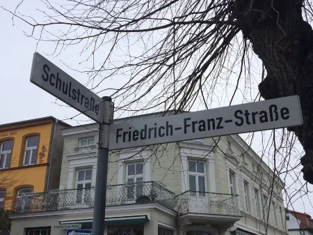 "Sonnensegler" Inside Outside: It could not be more central - with conservatory