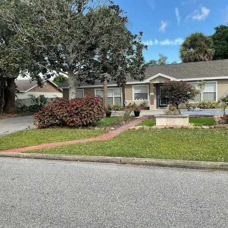 Spacious ranch 7 minutes to the beach/ airport, 3in1 game table , Pet friendly