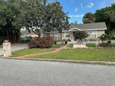Spacious ranch 7 minutes to the beach/ airport, 3in1 game table , Pet friendly Hotels near Melbourne Orlando International Airport