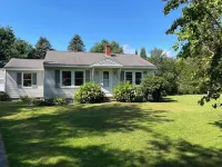 Peaceful retreat in central Yarmouth, walking distance to Main Street. Hotels near Eartha Globe