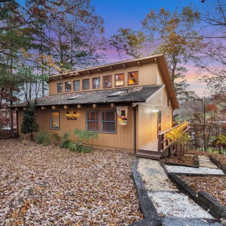 Cozy 4-bedroom cabin with jacuzzi hot tub. Overlooking ski /mnt bike slopes.