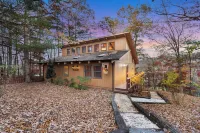 Cozy 4-bedroom cabin with jacuzzi hot tub. Overlooking ski /mnt bike slopes.