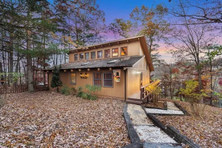 Cozy 4-bedroom cabin with jacuzzi hot tub. Overlooking ski /mnt bike slopes.