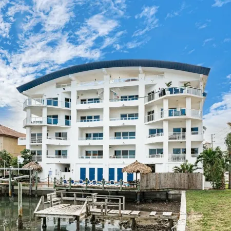 BEAUTIFUL WATERFRONT 3BD/3BA CONDO IN THE HEART OF CLEARWATER BEACH