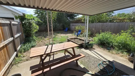 Charming and spacious 2-bedroom house with AC, WiFi in delightful Albany