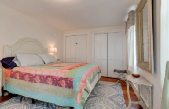 Charming Cottage on quiet street in Historic Eastport