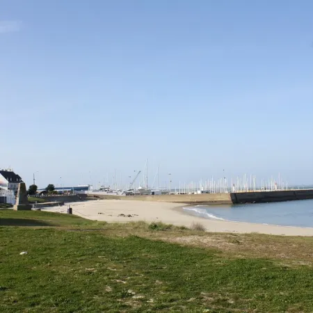 Apartment facing pier with sea view, WIFI and secure parking space