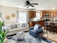 Executive Apt, a short walk to NYC train. King Bed. Free Parking. Central AC.