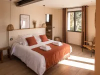 Gîte en Provence heated swimming pool and garden, near town center