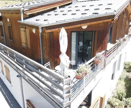 Appartement Alliant Confort et Charme au Coeur du Village de Lanslevillard