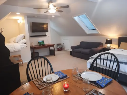 Studio 154 tucked away, peaceful and convenient access to the upper valley NH.