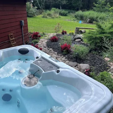 StarryPinesCottage w Cedar Sauna Steps to Trails