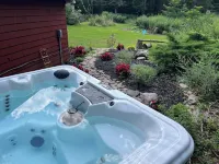 StarryPinesCottage w Salt Hot Tub & Cedar Sauna Mins to Slopes