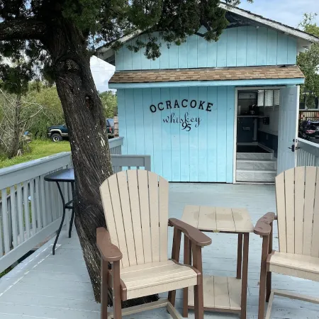 Cozy Island Cottage, centrally located in the Heart of the Village