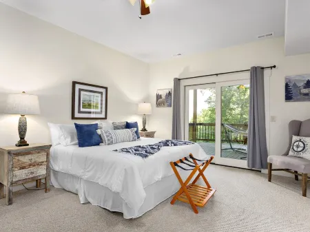 Elk Mountain Lodge: An AVL Mountain Escape w/Hot Tub, Fireplace, Hi-Speed Wifi