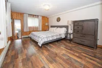 Rustic Luxury with Hot Tub and Spa Room! Large 4 Bedroom 2 Bath, Sleeps 12! Hotel in zona Alaskazoo