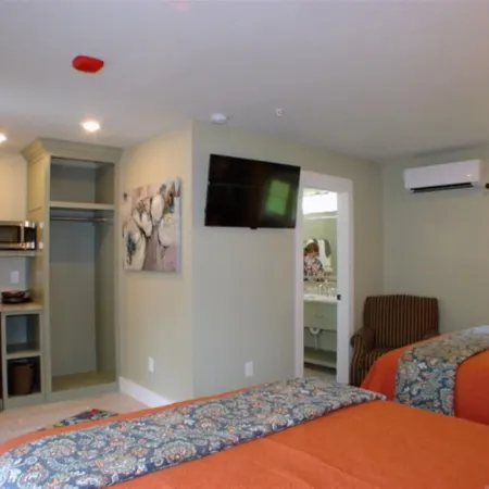 Cozy Cottage in Downtown Branson with a Pool