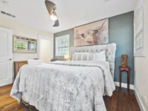 Urban Escape: 5BR Retreat Hotels in Decatur