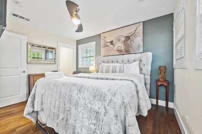 Urban Escape: 5BR Retreat Hotels near Wesley Chapel Crossing