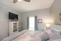 Luxuriously renovated!  2BR/2BA Western Sunset Corner+2 King Beds! Sleeps 6.