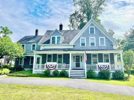 Cape Cod Estate: 2 Homes, Pool, Tennis Court, Game Barn and Bar, Sleeps 20 Отели в г. Сандуич