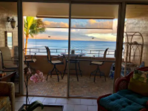 Relaxing Ocean Front Views on Maui! Island Sands Condominium