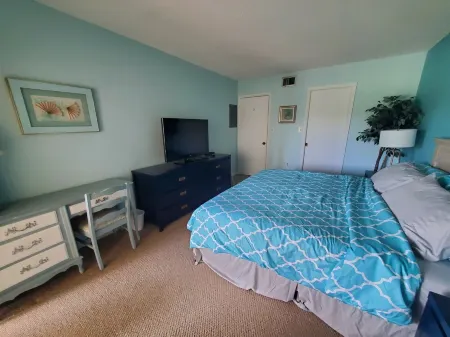 2/2 Spacious Condo 15 min away from Gulf Coast Beaches