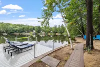 Beautiful Lake House on Belleau 100 ft of Waterfront! Kayaks, Jacuzzi 3100 sqft!