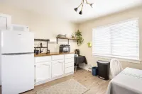 Charming Studio 2 Blocks from Light Rail & Downtown Bike Path!