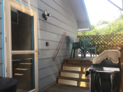 Covered parking/3 bedrooms, sitting room, restroom w/laundry, full kitchen, deck Hotels in Lead