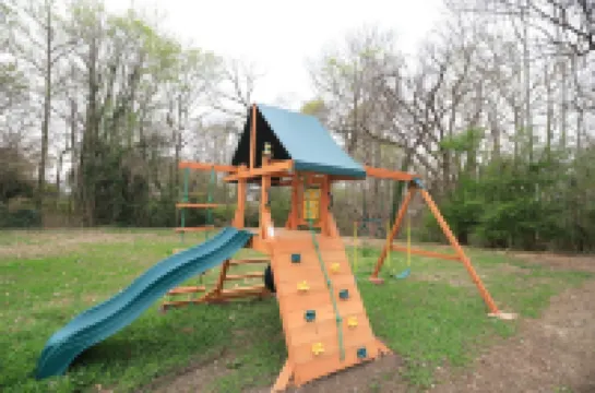 8 Miles to Bush Gardens/5 Bedroom Rancher with 2 Master's/ Playground/Backyard