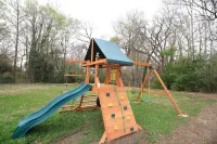 8 Miles to Bush Gardens/5 Bedroom Rancher with 2 Master's/ Playground/Backyard