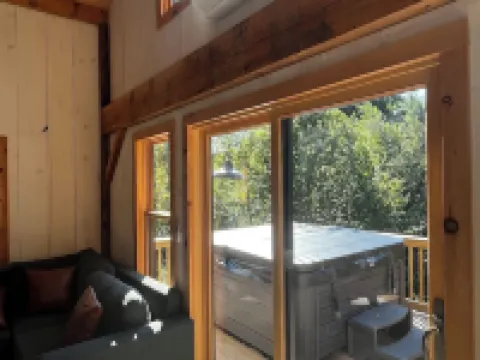 Newly built Vermont secluded cabin retreat with AC and brand new Hot Tub!!! 倫敦德里酒店
