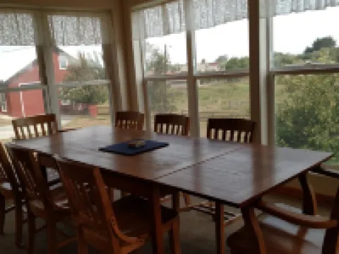 Ferndale BluffHouse --  Farm House sleeps 9; 10 acre former dairy Hoteles en Ferndale