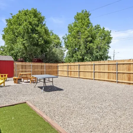 Downtown Blonde Bungalow w/Fully Fenced BIG YARD, AC, W/D, 2 Samsung Smart TVs