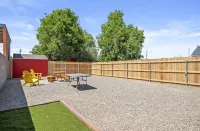 Downtown Blonde Bungalow w/Fully Fenced BIG YARD, AC, W/D, 2 Samsung Smart TVs