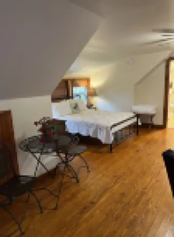 Treehouse: Romantic Hideaway on Private Lake